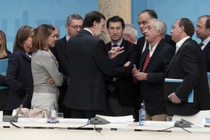 Baudilio Tomé, Federico Trillo, Ana Pastor, Ana Mato, Dolores de Cospedal, Cristóbal Montoro, Alberto Ruiz-Gallardón, Mariano Rajoy, Alberto Núñez Feijóo, Esteban González Pons, Javier Arenas, José Antonio Monago y Pío García Escudero, en la reunión del Comité Ejecutivo del PP en Santiago el pasado lunes.