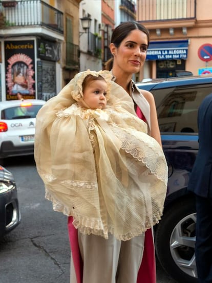 Sofía Palazuelo con su hija el día de su bautizo, en Sevilla, el 7 de octubre de 2023.