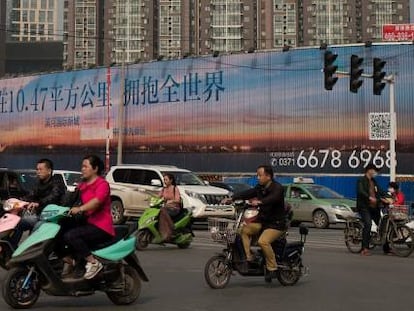 Motos elétricas cruzando uma avenida na cidade de Zhengzhou