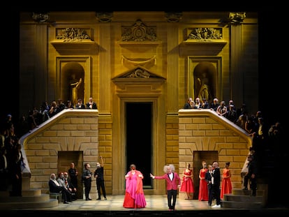 La soprano Jessica Pratt como Olympia  y el tenor Moisés Marín como Spalanzani, junto a miembros del Coro de Ópera de Bilbao en 'Los cuentos de Hoffmann'.