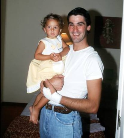 Jesulín de Ubrique y su hija Andrea, en Cádiz en agosto de 2001.