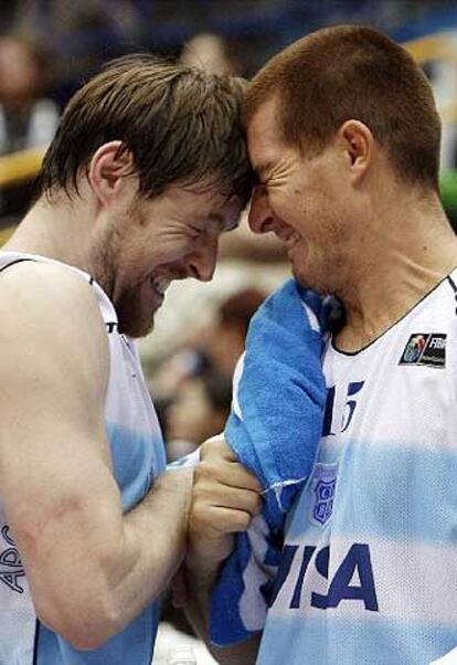 Nocioni y Wolkowisky celebran la victoria ante Turquía. En semifinales espera España.