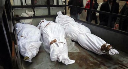 Cadáveres de lo que activistas describen como víctimas de la ofensiva en el distrito de Bab Amro, en Homs.