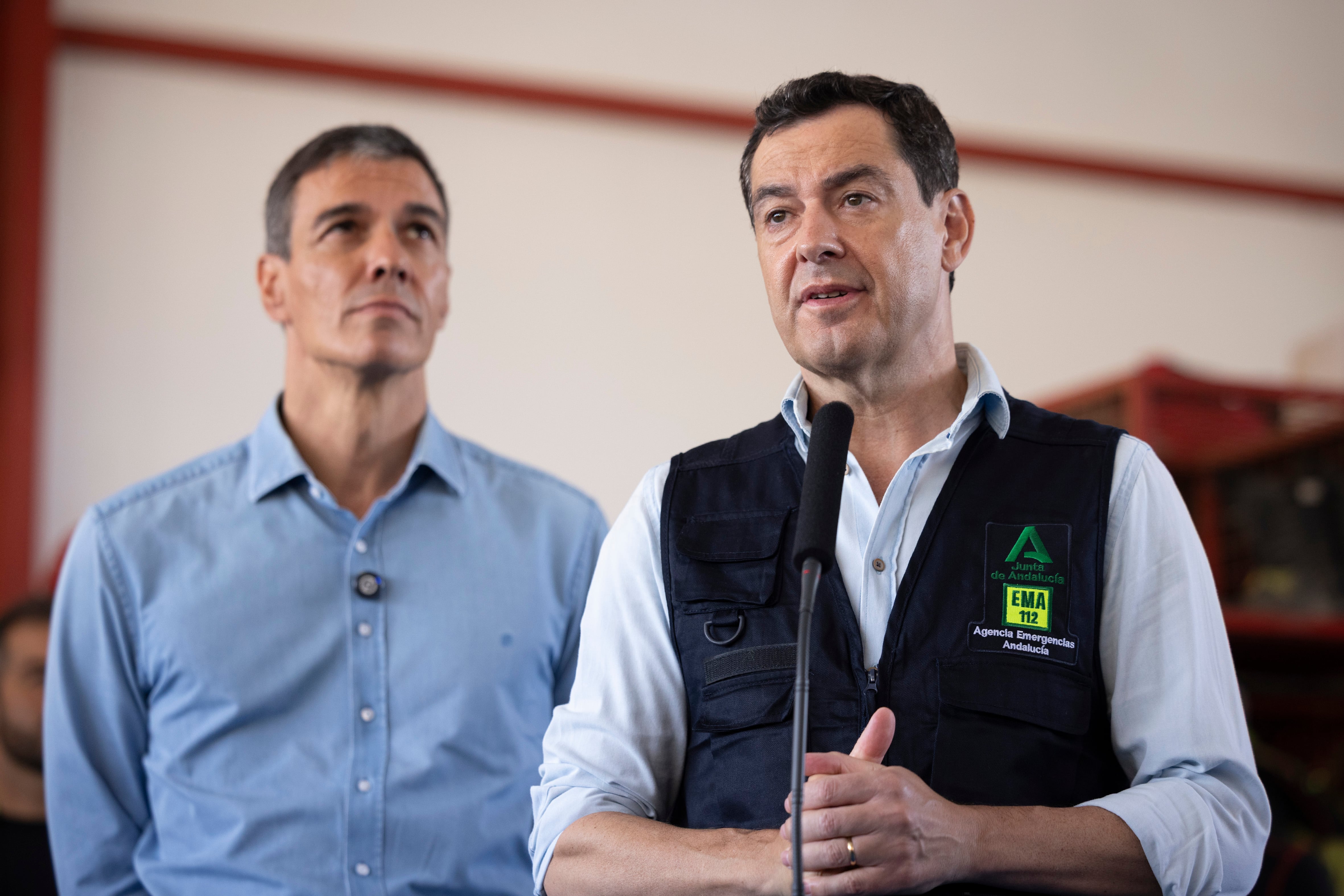 El presidente del Gobierno, Pedro Sánchez, y el la Junta de Andalucía, Juan Manuel Moreno, este lunes en el centro de mando establecido en la localidad almeriense de Turre para el incendio de Los Gallardos.