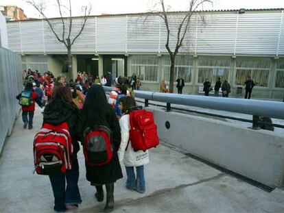 Niñas de primaria van a clase en una escuela de Barcelona.