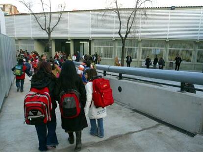 Niñas de primaria van a clase en una escuela de Barcelona.