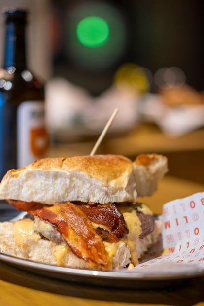 En la carta hay dos hamburguesas, servidas con pan de pueblo, una elaborada con ternera a la brasa, con salsa de queso y beicon ahumado (11 euros), y otra veggie a la brasa con tomate, lechuga y chimichurri (11,5 euros).