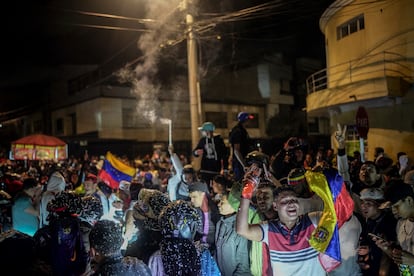 Partidarios de la oposición venezolana esperan los resultados de la elección, este domingo en Bogotá.