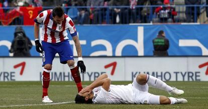 Khedira, dolorido en el suelo del Calderón durante el derbi del sábado