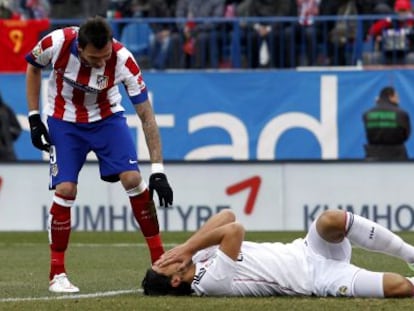 Khedira, dolorido en el suelo del Calderón durante el derbi del sábado