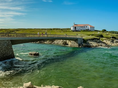 El puente de acceso a la ermita de la Virgen del Mar.