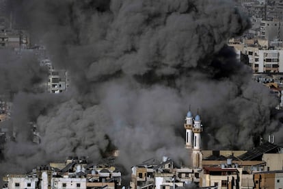 Humo sobre el suburbio de Dahiye, al sur de Beirut, este viernes tras un ataque israelí.