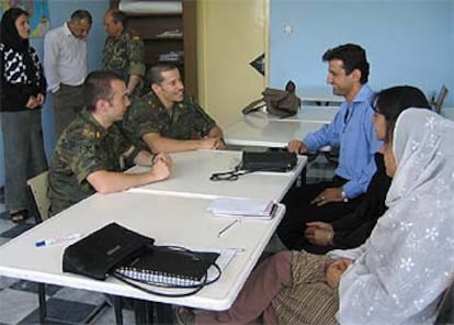 Soldados españoles hablan con unos alumnos durante una clase en la Universidad de Kabul.