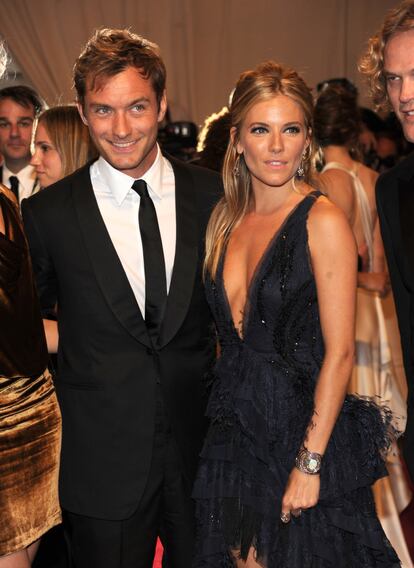 2004. Sorpresa en la alfombra roja. Sienna Miller saltó a la fama tras el rodaje de la película 'Alfie', cuando formó una de las parejas del momento con su coprotagonista, el también actor británico Jude Law. Fue en primeras apariciones de la mano del actor en la alfombra roja cuando Sienna Miller atrajo todas las miradas: su estilo más british que hollywoodiense, enamoró a la prensa especializada, pues encajaba a la perfección en la moda boho chic, elegante a la par que desenfadada, que despuntaba en los 2000.