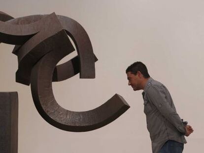 Una persona observa 'Peine del Viento XVII', la escultura que Chillida hizo a su mujer.