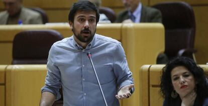 Ramón Espinar durante el pleno Senado.