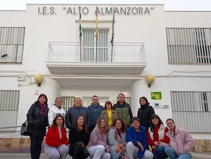 Los ocho alumnos del IES Alto Almanzora de (Tíjola) que estudian Latín y Griego en 2º de Bachillerato y sus padres. / C. Q.