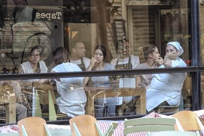 <strong> Attack on Las Ramblas, Barcelona. </strong> Employees in a restaurant wait for permission from the police to leave their workplace.