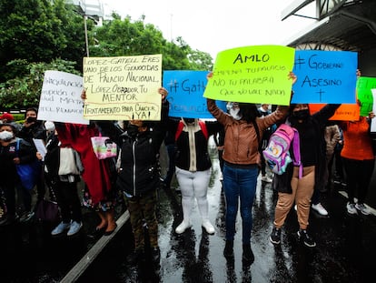 Padres de niños con cáncer se manifiestan bloqueando el acceso al Aeropuerto de Ciudad de México, en junio de 2021.