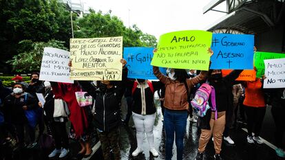 Padres de niños con cáncer se manifiestan bloqueando el acceso al Aeropuerto de Ciudad de México, en junio de 2021.