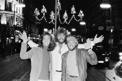 Los Bee Gees encendiendo las luces navideñas de Regent Street (Londres) en 1981