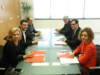 Salvador Illa, a la derecha y en el centro, en la primera reunión de la Comisión Negociadora de PSOE y PSC en 2016.
