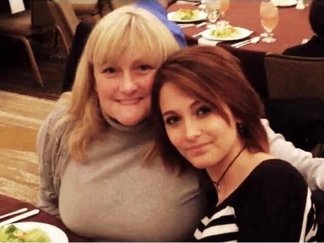 Paris Jackson revela que conoció a su madre, Debbie Rowe, a los 15 años: “Bajé las escaleras y la encontré en la sala”