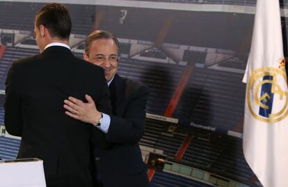 Florentino abraza a Bale.