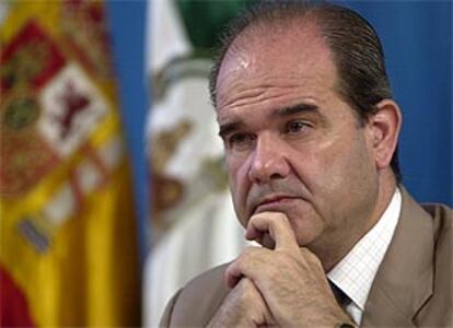 El presidente de la Junta de Andalucía, Manuel Chaves, durante la conferencia de prensa en Sevilla.