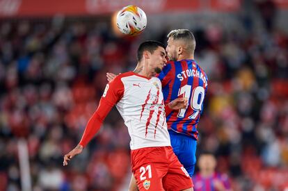 Todos conocen a Juan Diego Molina, el goleador de la SD Eibar este curso, como Stoichkov. Su camiseta, con el 19 a la espalda, también lleva ese nombre.