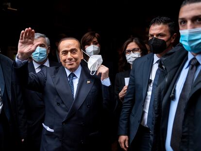 Berlusconi saludaba a la prensa antes de reunirse con Draghi, el lunes en Roma.