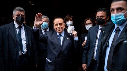 Berlusconi saludaba a la prensa antes de reunirse con Draghi, el lunes en Roma.