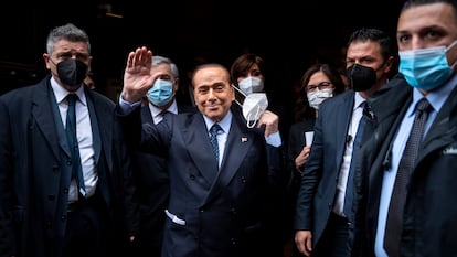 Berlusconi saludaba a la prensa antes de reunirse con Draghi, el lunes en Roma.