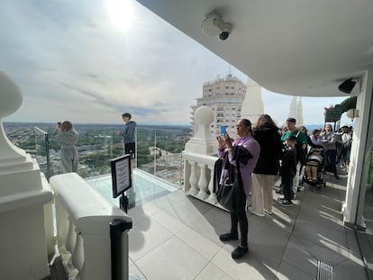 The queue to take a photo on the glass walkway on the roof of the RIU.