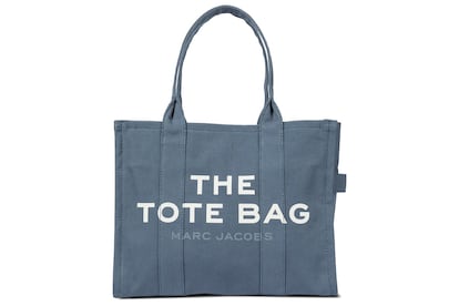 Este "tote bag" de Marc Jacobs tiene muchos usos más allá de la playa o la piscina: desde utilizarlo como bolso de viaje de fin de semana hasta llevarlo a la oficin con el portátil dentro.