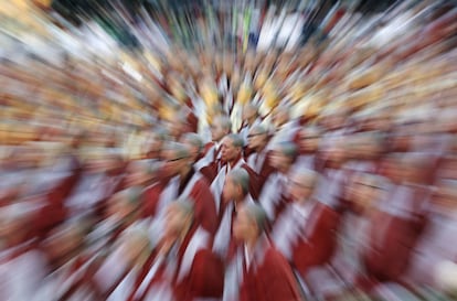 Congregación de monjes budistas por la paz mundial y la reunificación de la península coreana, en el centro de Seúl, Corea del Sur.