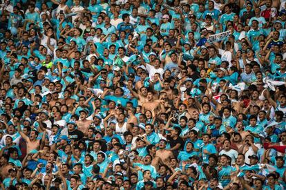 Fans del Sporting Cristal animan a su equipo durante la final del Torneo Descentralizado de fútbol contra Alianza Lima. en el Estadio Nacional en Lima (Perú). 