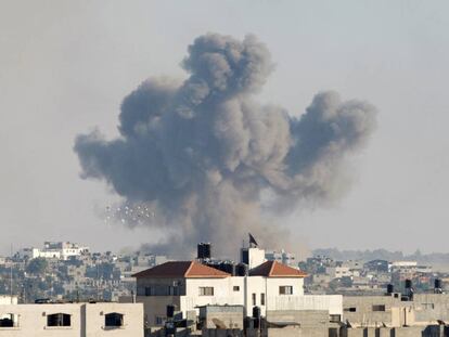 Columna de humo tras un bombardeo israel&iacute;, este mi&eacute;rcoles en Gaza