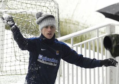 Antoine Griezmann, jugador de la Real Sociedad, lanza una bola de nieve en Anoeta tras los entrenamientos.