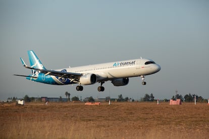 Llegada al aeropuerto de Valencia del vuelo de la canadiense Air Transat este sábado.