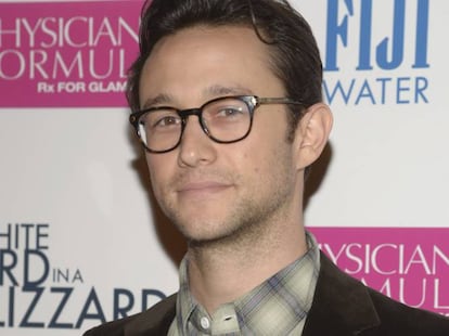 El actor estadounidense Joseph Gordon-Levitt, de 36 años, vuelve a la adolescencia cuando lleva puestas sus gafas redondas de montura oscura. Tras protagonizar la película indie '(500) días juntos' (2009), Gordon-Levitt se convirtió en un icono 'hipster' al que solo le queda llevar las veneradas gafapasta para bordar el papel que el público le había adjudicado. Ahora las lleva, y es difícil dar con alguien más moderno que él.