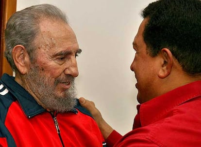 Fidel Castro (izquierda) saluda a Hugo Chávez el 29 de enero pasado en La Habana.