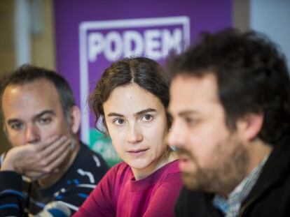 En el centro, Gemma Ubasart, secretaria general de Podem.