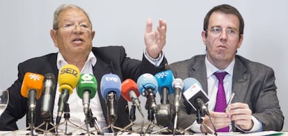 El coordinador de Manos Limpias en Andalucía, Arnaldo Fernández Calderón, junto al abogado Rafael Prieto.