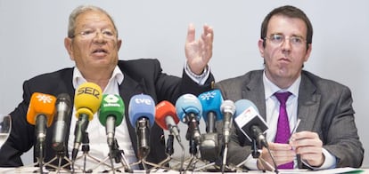 El coordinador de Manos Limpias en Andaluc&iacute;a, Arnaldo Fern&aacute;ndez Calder&oacute;n, junto al abogado Rafael Prieto.