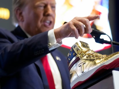 El expresidente y candidato republicano Donald Trump en la Sneaker Con de Filadelfia promocionando su nueva marca de zapatillas.