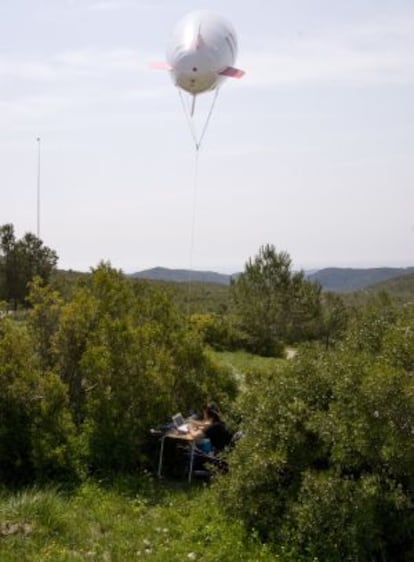 Globo sonda midiendo la presencia de aromas en el bosque.