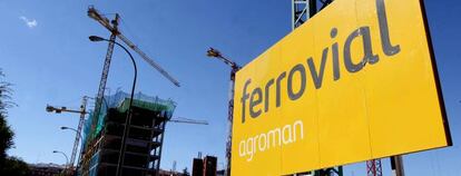 Cartel de Ferrovial en unas obras