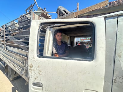 Las familias palestinas desplazadas viajan en camiones por la carretera costera de la Franja, tras evacuar Ciudad de Gaza, y algunas pasan sus primeros días en los vehículos mientras buscan alojamiento disponible en las abarrotadas zonas del sur.