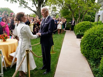 El presidente de Estados Unidos, Joe Biden, y Beatriz Gutiérrez Müller, esposa de su homólogo mexicano, Andrés Manuel López Obrador, este jueves en los jardines de la Casa Blanca.